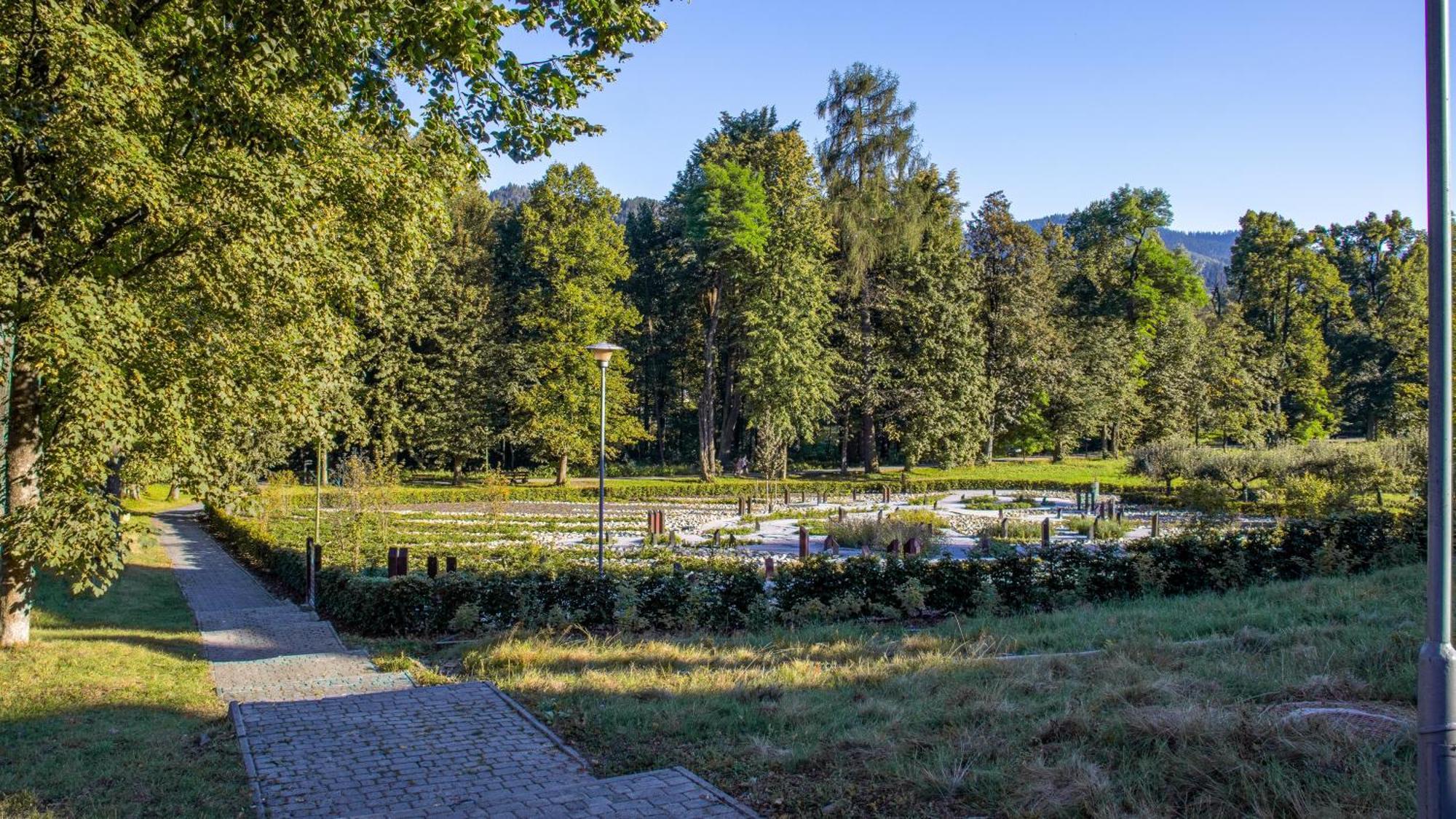 Przy Parku Wodzickich * Poreba Wielka (Limanowa)